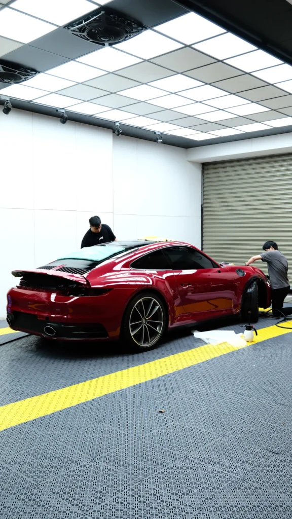 展翊車體工藝白色施工間裡的紅色跑車